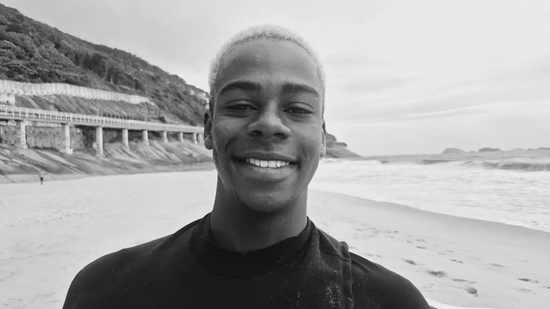 Jorge Gustavo sorrindo na praia